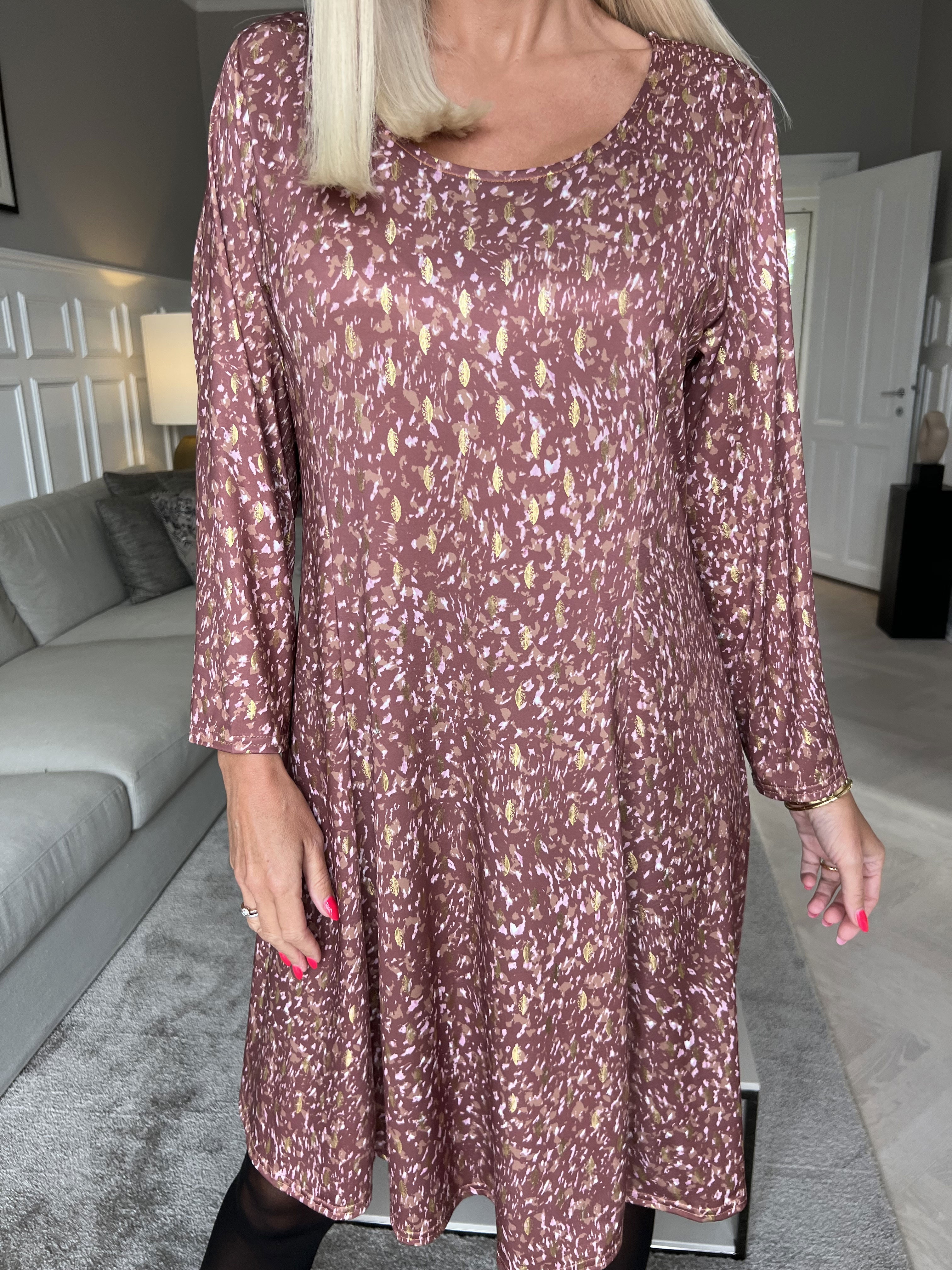 Maj Pattern L/S - Elastisk kjole i print med gulddetaljer